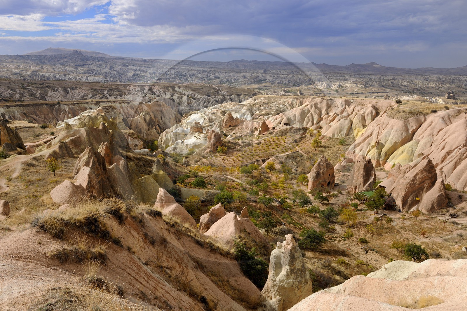 Turquie, Anatolie Centrale, province de Nevsehir, Cappadoce classée Patrimoine Mondial de l'UNESCO, vallon de Kizil Çukur (vallée Rouge) sur le versant occidental du massif de l'Ak Tepe vers Çavusin