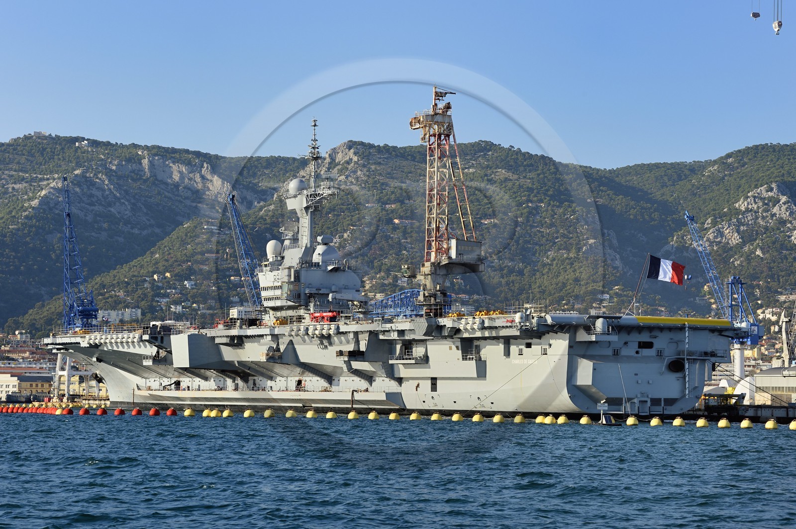 France, Var (83), Toulon, la base navale (Arsenal), le porte-avions à propulsion nucléaire Charles de Gaulle en rénovation de mi-vie