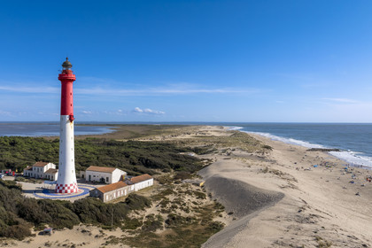 France, Charente-Maritime (17), Royan, La Tremblade, le Phare de La Coubre surplombant la plage et la Côte Sauvage vers la Pointe de la Coubre (vue aérienne)