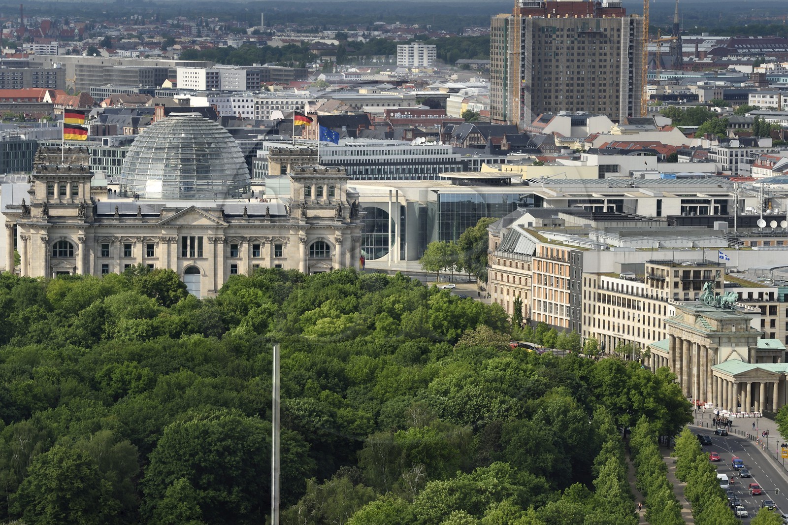 Allemagne, Berlin, le Reichstag avec le dome en verre du Bundestag (parlement allemand depuis 1999) de l'architecte Sir Norman Foster et Tiergarten au premier plan