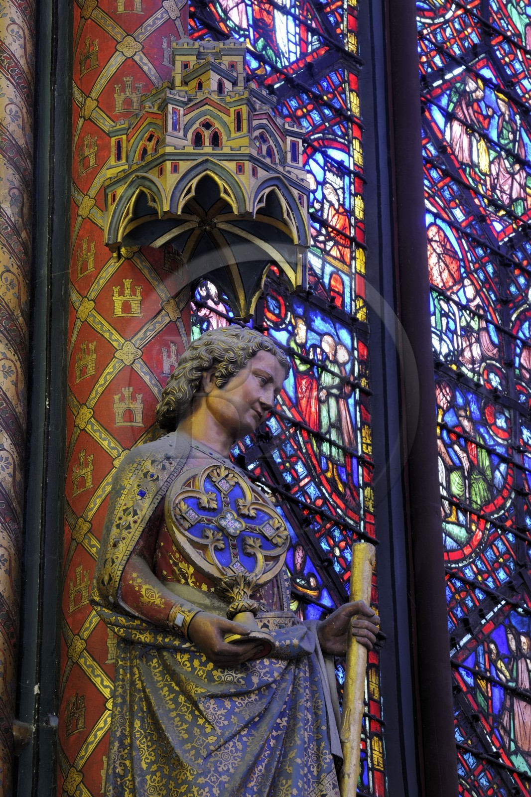 France, Paris (75), ile de la Cité, la Sainte Chapelle, la Chapelle Haute, polychromie et statue de l'apôtre Saint-Jean