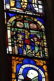 France, Moselle (57), Metz, église Sainte-Ségolène située sur la colline Sainte-Croix, vitrail représentant un Christ en croix du XIIème siècle