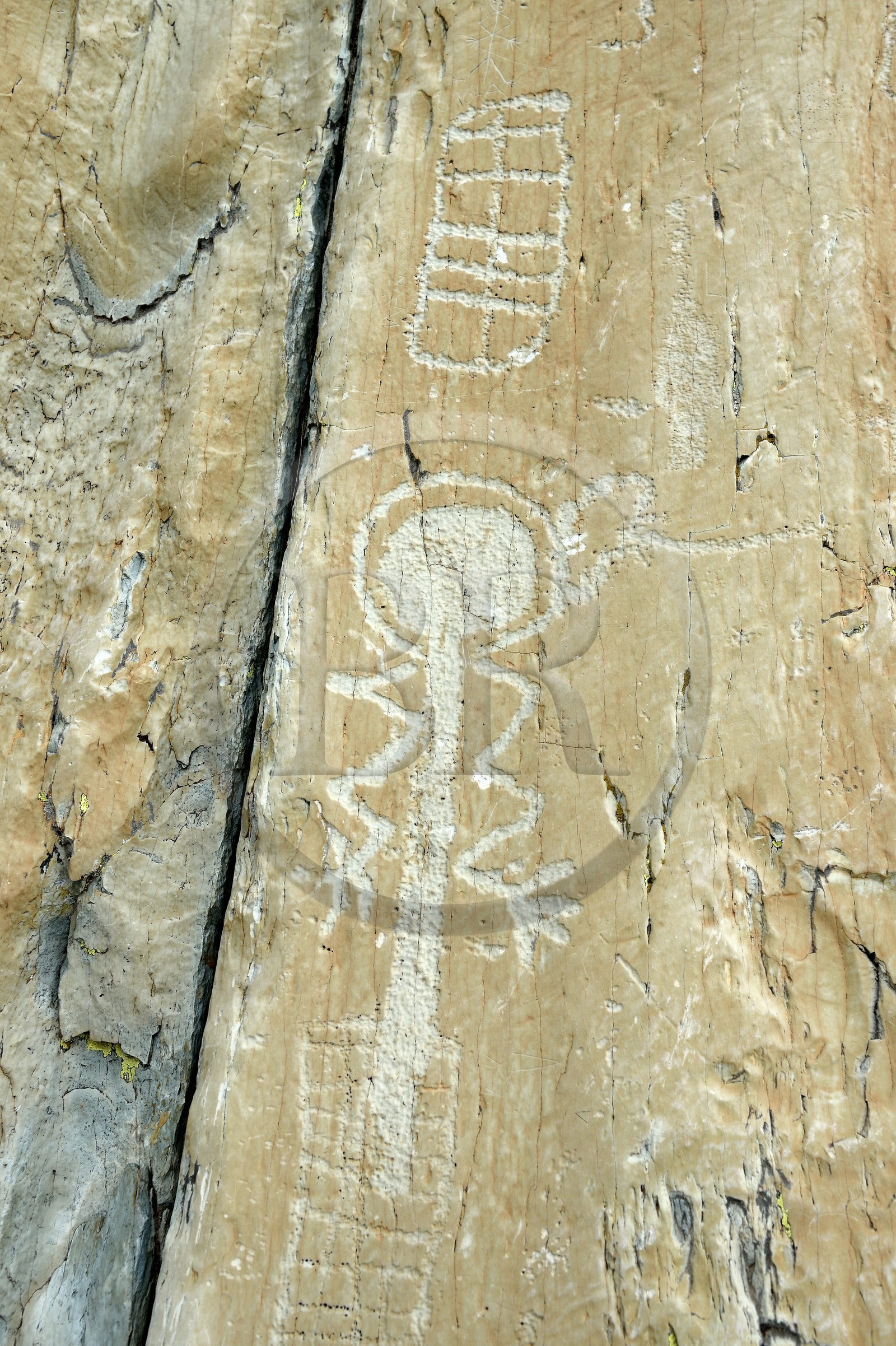 France, Alpes-Maritimes (06), parc national du Mercantour, Vallée des Merveilles parsemée de milliers de gravures rupestres de l'Age de bronze, Pas de l'Arpette, gravure baptisée l'Anthropomorphe aux bras en zigzag et un réticulé de cases qui symboliserait les champs cultivés en haut