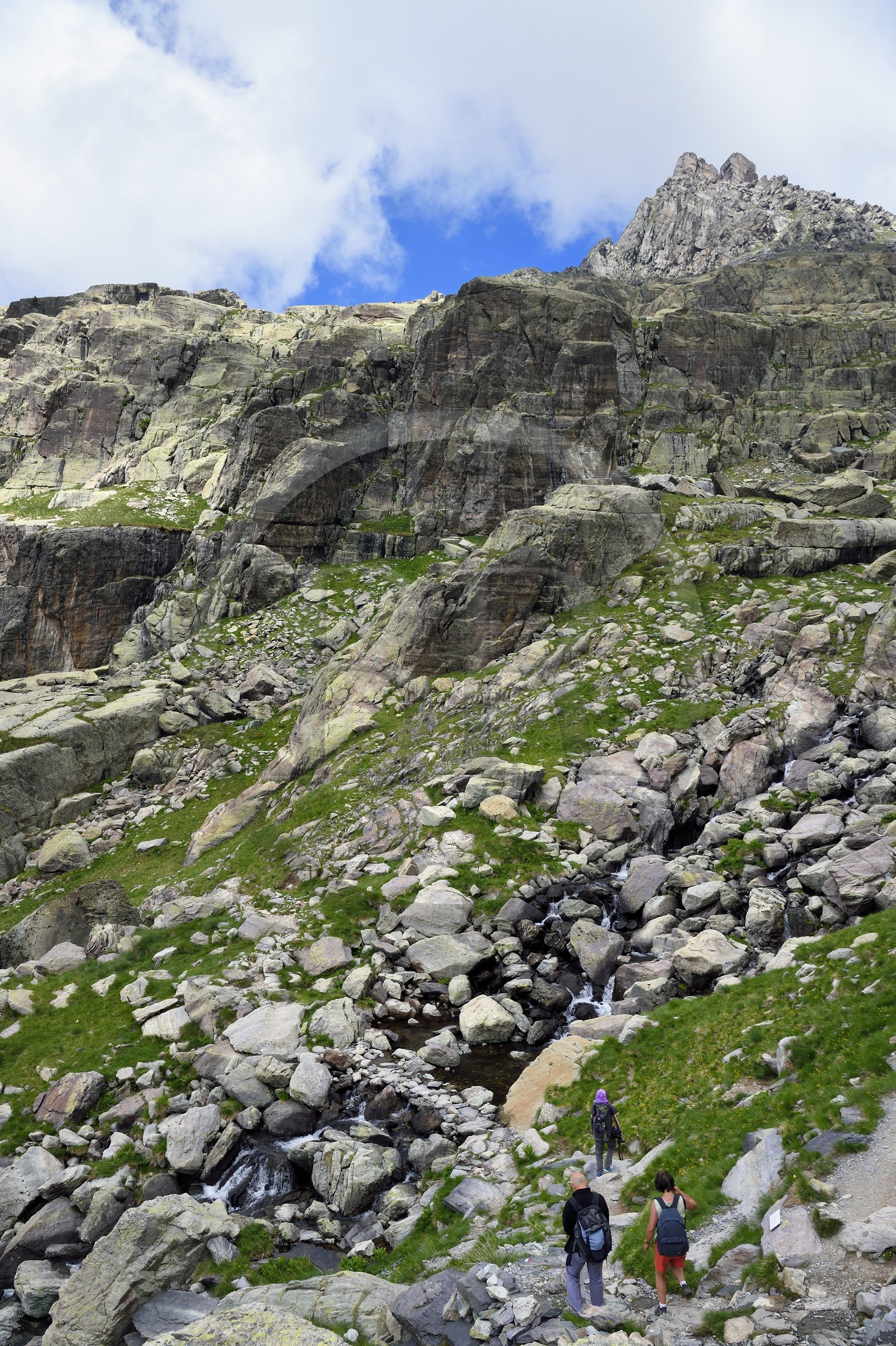 France, Alpes-Maritimes (06), parc national du Mercantour, Vallée des Merveilles parsemée de milliers de gravures rupestres de l'Age de bronze, randonneurs sur le sentier de randonnée GR 52